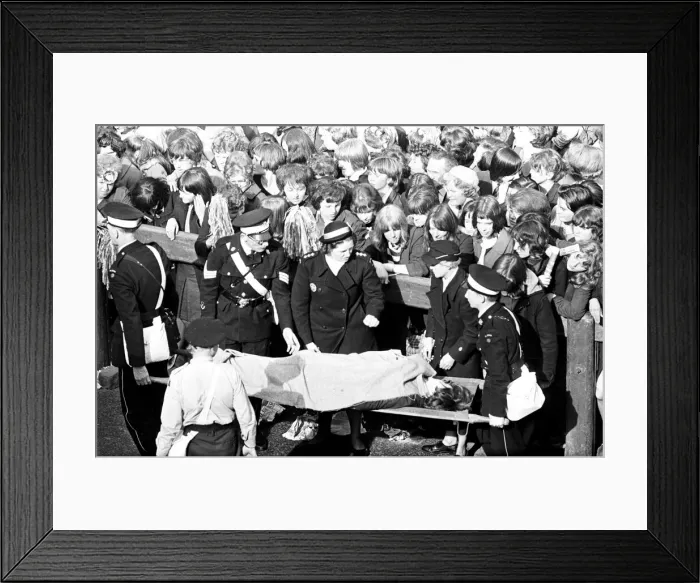 Framed Print : Premier of A Hard Days Night, crowds gather to catch sight of Framed Print : Premier of A Hard Days Night, crowds gather to catch sight of