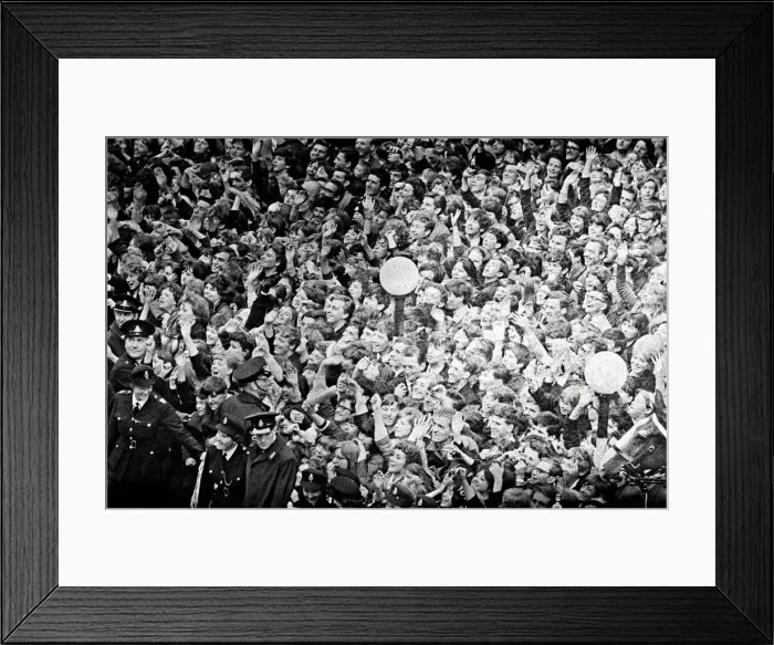 Framed Print : Premier of A Hard Days Night, crowds gather to catch sight of Framed Print : Premier of A Hard Days Night, crowds gather to catch sight of