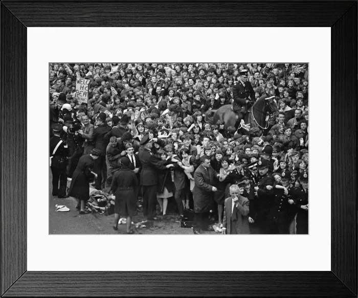 Framed Print : Premier of A Hard Days Night, crowds gather to catch sight of Framed Print : Premier of A Hard Days Night, crowds gather to catch sight of