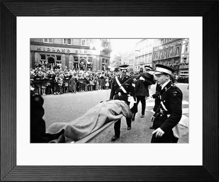Framed Print : Premier of A Hard Days Night, crowds gather to catch sight of Framed Print : Premier of A Hard Days Night, crowds gather to catch sight of