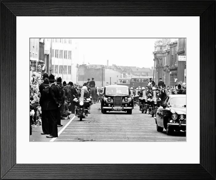 Framed Print : Premier of A Hard Days Night, crowds gather to catch sight of Framed Print : Premier of A Hard Days Night, crowds gather to catch sight of