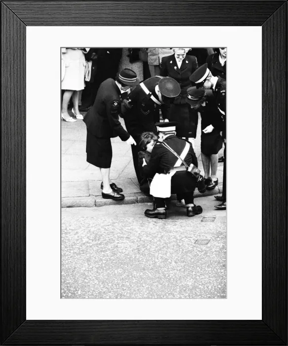 Framed Print : Premier of A Hard Days Night, crowds gather to catch sight of Framed Print : Premier of A Hard Days Night, crowds gather to catch sight of