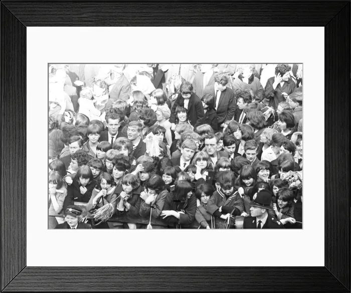 Framed Print : Premier of A Hard Days Night, crowds gather to catch sight of Framed Print : Premier of A Hard Days Night, crowds gather to catch sight of
