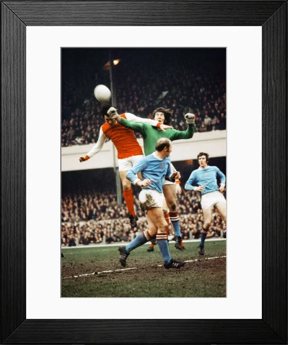 Framed Print : English League Division One match at Highbury. Arsenal 1 v Manchester City 0 Framed Print : English League Division One match at Highbury. Arsenal 1 v Manchester City 0