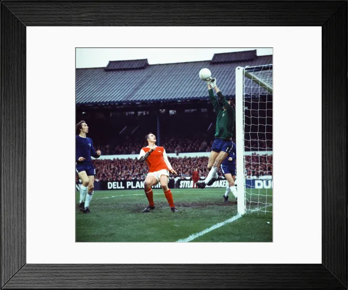 Framed Print : League Division one match at Anfield. Chelsea 1 v Arsenal 2