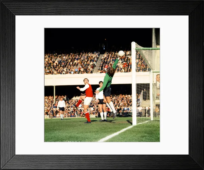 Framed Print : English League Division One match at Highbury. Arsenal 4 v Nottingham Forest 0 Framed Print : English League Division One match at Highbury. Arsenal 4 v Nottingham Forest 0