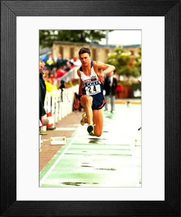Framed Print : Gateshead Athletics July 1999, JONATHAN EDWARDS (GBR) in the mens TRIPLE JUMP Framed Print : Gateshead Athletics July 1999, JONATHAN EDWARDS (GBR) in the mens TRIPLE JUMP