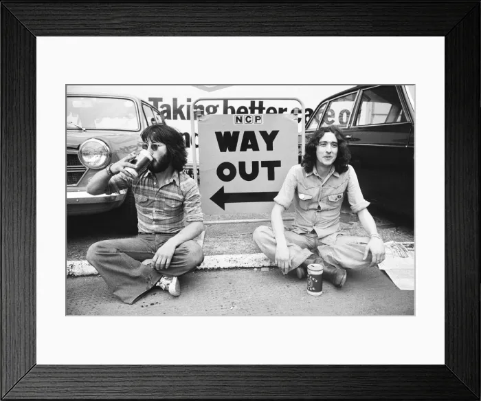 Framed Print : Rolling Stones fans queue outside Earls Court. 23rd May 1976 Framed Print : Rolling Stones fans queue outside Earls Court. 23rd May 1976