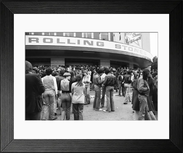 Framed Print : Rolling Stones fans outside Earls Court, London, SW7. 23rd May 1976 Framed Print : Rolling Stones fans outside Earls Court, London, SW7. 23rd May 1976