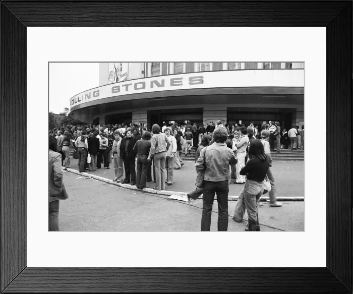 Framed Print : Rolling Stones fans outside Earls Court, London, SW7. 23rd May 1976 Framed Print : Rolling Stones fans outside Earls Court, London, SW7. 23rd May 1976