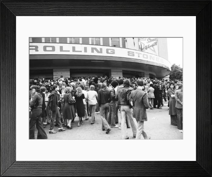 Framed Print : Rolling Stones fans queue outside Earls Court. 23rd May 1976 Framed Print : Rolling Stones fans queue outside Earls Court. 23rd May 1976