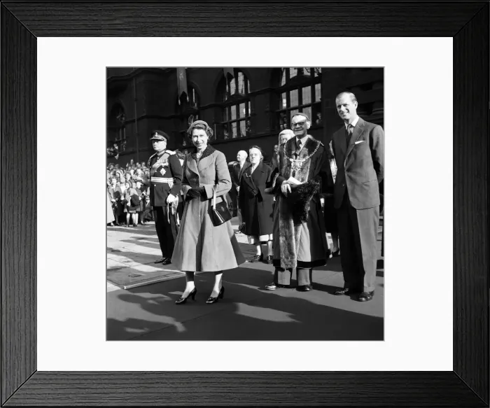 Framed Print : HRH Queen Elizabeth ll October 1954 visits the North of England - Sheffield Framed Print : HRH Queen Elizabeth ll October 1954 visits the North of England - Sheffield