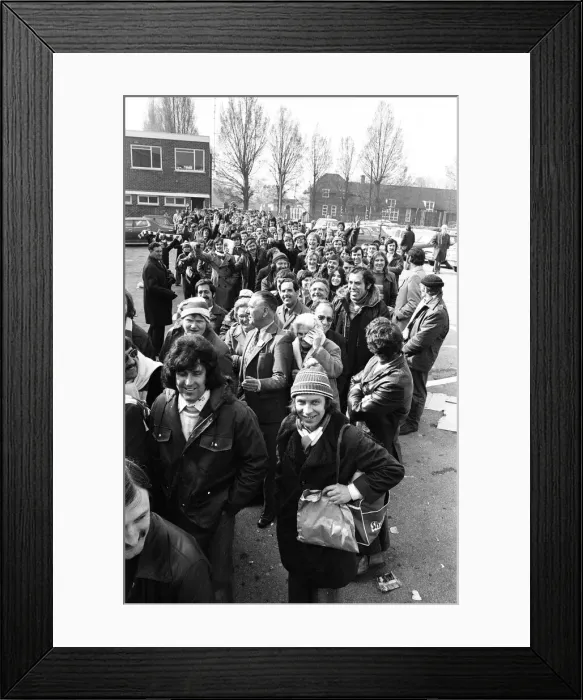 Framed Print : Fans queue for FA Cup Final Tickets, 15th April 1976