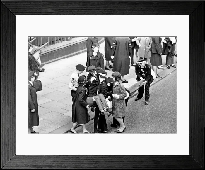 Framed Print : Premier of A Hard Days Night, crowds gather to catch sight of Framed Print : Premier of A Hard Days Night, crowds gather to catch sight of