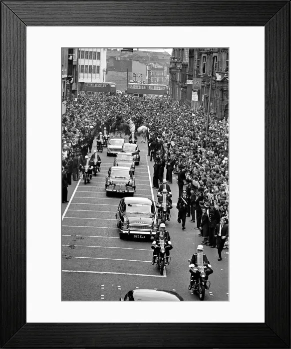 Framed Print : Premier of A Hard Days Night, crowds gather to catch sight of Framed Print : Premier of A Hard Days Night, crowds gather to catch sight of