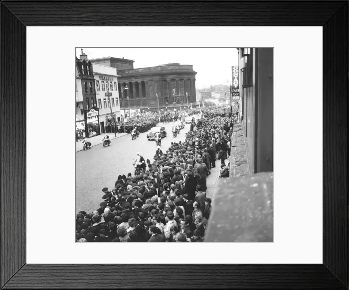 Framed Print : Premier of A Hard Days Night, crowds gather to catch sight of Framed Print : Premier of A Hard Days Night, crowds gather to catch sight of