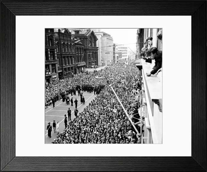 Framed Print : Premier of A Hard Days Night, crowds gather to catch sight of Framed Print : Premier of A Hard Days Night, crowds gather to catch sight of