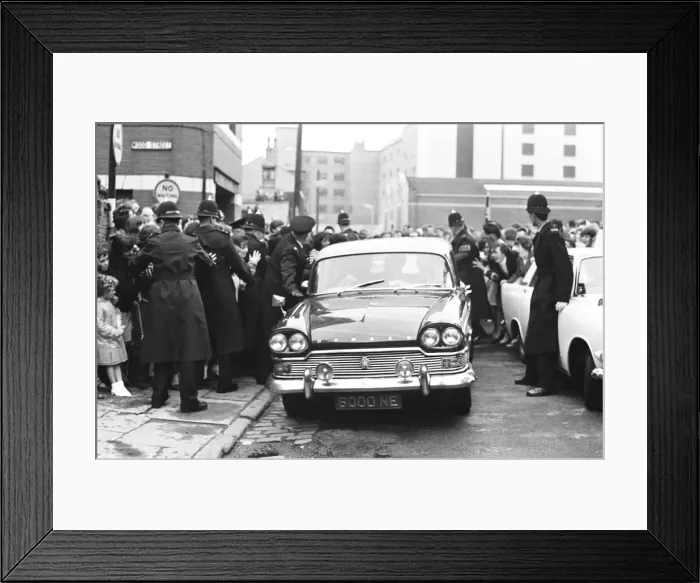 Framed Print : Premier of A Hard Days Night, crowds gather to catch sight of Framed Print : Premier of A Hard Days Night, crowds gather to catch sight of