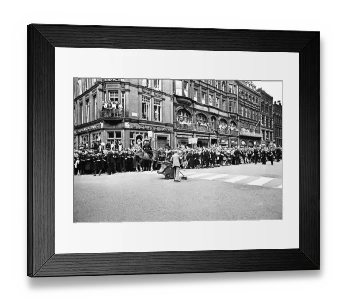 Framed Print : Premier of A Hard Days Night, crowds gather to catch sight of Framed Print : Premier of A Hard Days Night, crowds gather to catch sight of