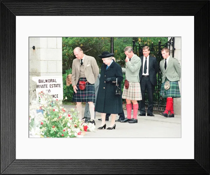Framed Print : Royal Family, Balmoral Estate, Scotland, 5th September 1997 Framed Print : Royal Family, Balmoral Estate, Scotland, 5th September 1997