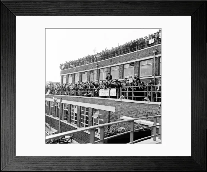 Framed Print : Premier of A Hard Days Night, crowds gather to catch sight of Framed Print : Premier of A Hard Days Night, crowds gather to catch sight of