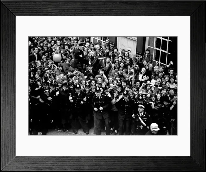 Framed Print : Premier of A Hard Days Night, crowds gather to catch sight of Framed Print : Premier of A Hard Days Night, crowds gather to catch sight of
