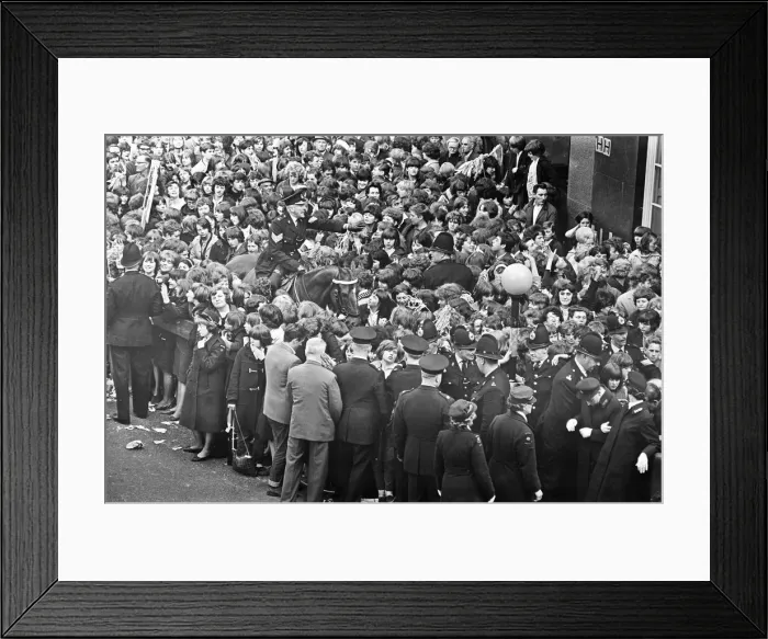 Framed Print : Premier of A Hard Days Night, crowds gather to catch sight of Framed Print : Premier of A Hard Days Night, crowds gather to catch sight of