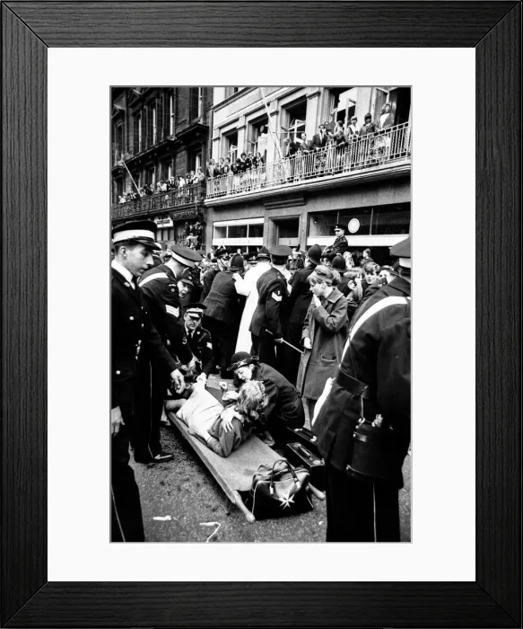 Framed Print : Premier of A Hard Days Night, crowds gather to catch sight of Framed Print : Premier of A Hard Days Night, crowds gather to catch sight of