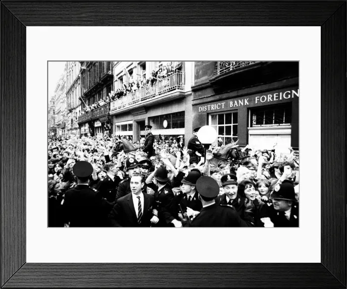 Framed Print : Northern Premier of A Hard Days Night'. Fans line up along the streets in