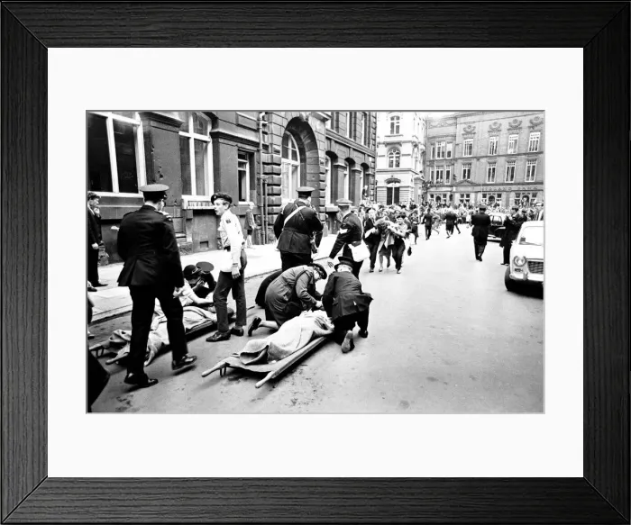 Framed Print : Premier of A Hard Days Night, crowds gather to catch sight of Framed Print : Premier of A Hard Days Night, crowds gather to catch sight of