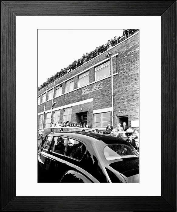 Framed Print : Premier of A Hard Days Night, crowds gather to catch sight of Framed Print : Premier of A Hard Days Night, crowds gather to catch sight of