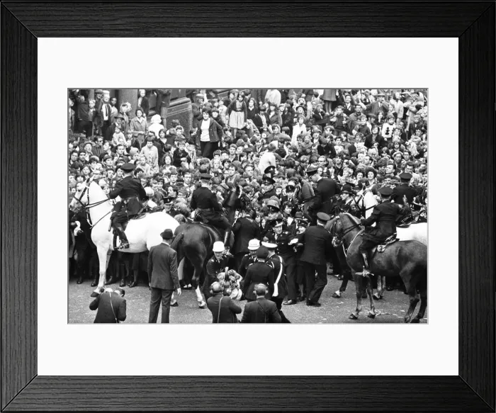 Framed Print : Premier of A Hard Days Night, crowds gather to catch sight of Framed Print : Premier of A Hard Days Night, crowds gather to catch sight of