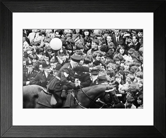 Framed Print : Premier of A Hard Days Night, crowds gather to catch sight of Framed Print : Premier of A Hard Days Night, crowds gather to catch sight of