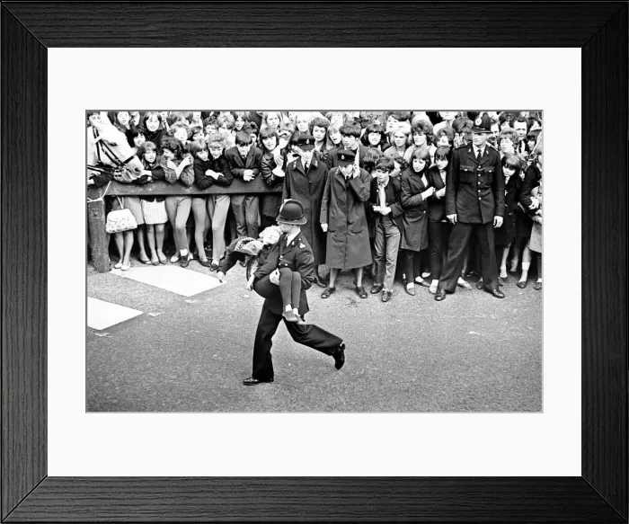 Framed Print : Premier of A Hard Days Night, crowds gather to catch sight of Framed Print : Premier of A Hard Days Night, crowds gather to catch sight of