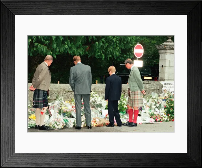 Framed Print : Royal Family, Balmoral Estate, Scotland, 5th September 1997 Framed Print : Royal Family, Balmoral Estate, Scotland, 5th September 1997