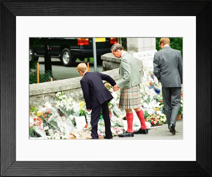 Framed Print : Royal Family, Balmoral Estate, Scotland, 5th September 1997 Framed Print : Royal Family, Balmoral Estate, Scotland, 5th September 1997