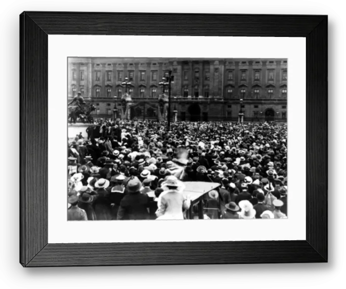 Framed Print : The Great War, ( First World War, WW1, World War One ). Crowds massed outside of Framed Print : The Great War, ( First World War, WW1, World War One ). Crowds massed outside of