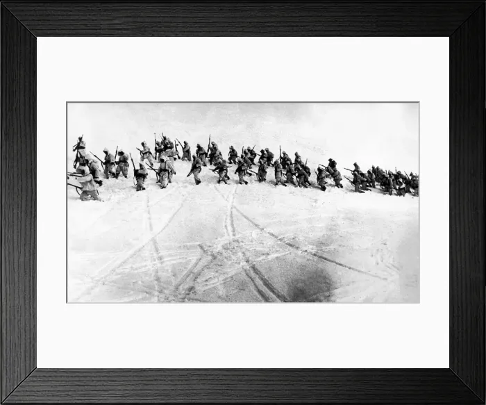 Framed Print : Italian troops advance at 3000 metres on a mountain outpost in the Izonzo district Framed Print : Italian troops advance at 3000 metres on a mountain outpost in the Izonzo district