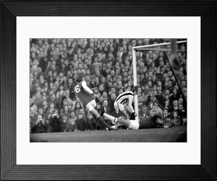 Framed Print : English League Division One match at Highbury. Arsenal 2 v West Bromwich Albion 0 Framed Print : English League Division One match at Highbury. Arsenal 2 v West Bromwich Albion 0