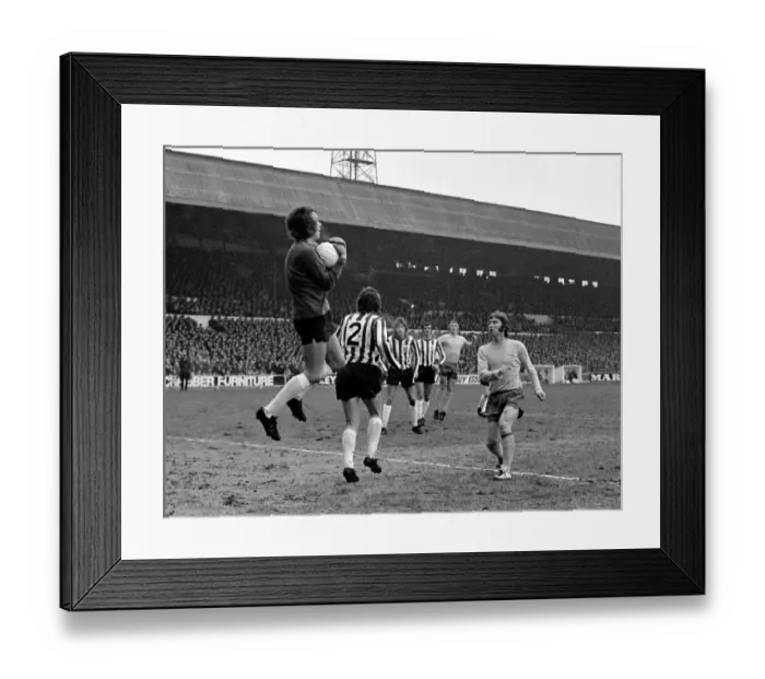 Framed Print : English League Division One match at Bramall Lane. Sheffield United 0 v Arsenal 5
