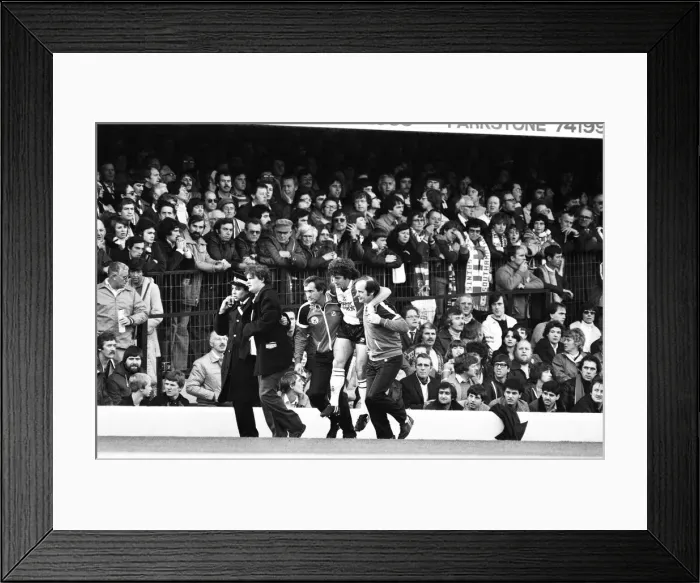 Framed Print : Southampton v Aston Villa, league match at The Dell, Saturday 25th October 1980 Framed Print : Southampton v Aston Villa, league match at The Dell, Saturday 25th October 1980