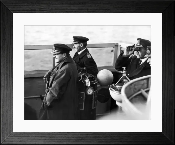 Framed Print : The scene on the bridge of HMS Queen Elizabeth the fleet flagship of the Home Fleet