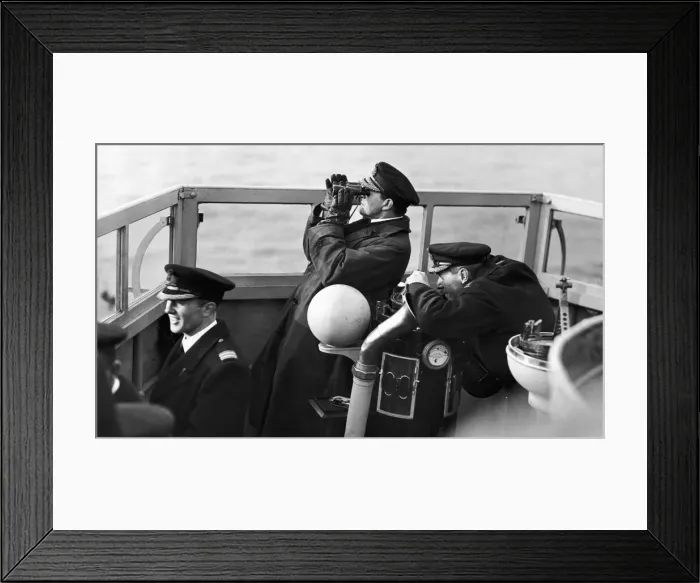Framed Print : The scene on the bridge of HMS Queen Elizabeth the fleet flagship of the Home Fleet Framed Print : The scene on the bridge of HMS Queen Elizabeth the fleet flagship of the Home Fleet