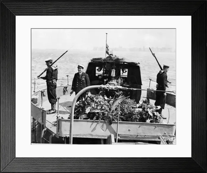 Framed Print : The remains of Nurse Edith Cavell who had been executed by the Germans in the First World Framed Print : The remains of Nurse Edith Cavell who had been executed by the Germans in the First World
