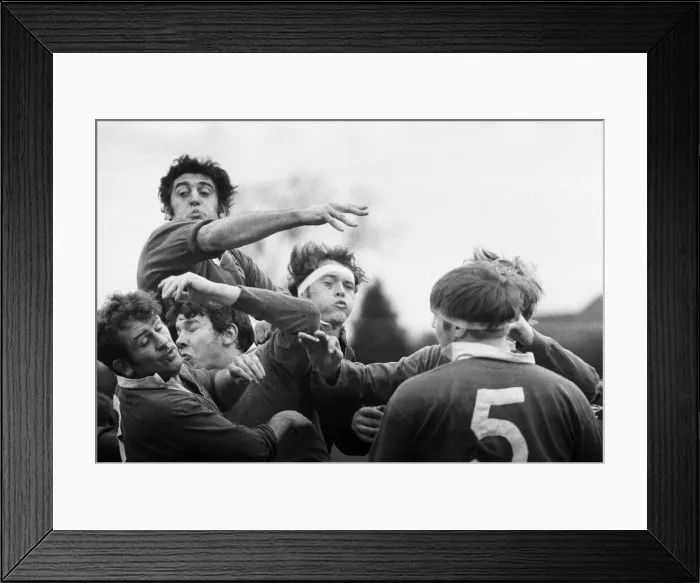 Framed Print : London Wasps v Llanelli Scarlets, Rugby Union match, March 1970 Framed Print : London Wasps v Llanelli Scarlets, Rugby Union match, March 1970