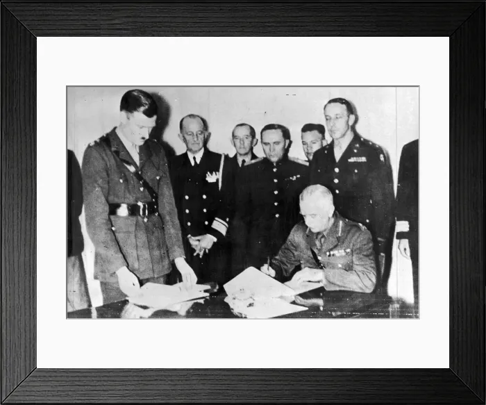 Framed Print : The scene at the Allied Headquarters at Caserta when Lieutenant General W D Morgan Framed Print : The scene at the Allied Headquarters at Caserta when Lieutenant General W D Morgan