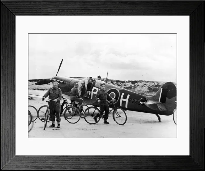 Framed Print : Soldiers of the British Army who work on Maltas airfields making pens for aircraft