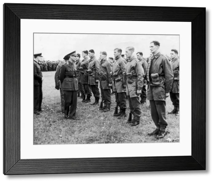 Framed Print : King George VI inspecting paratroopers at a demonstration during the Second World War Framed Print : King George VI inspecting paratroopers at a demonstration during the Second World War