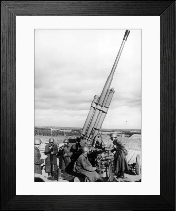 Framed Print : Gun crew of a Red Army anti-aircraft battery which effectively repelled German air raids
