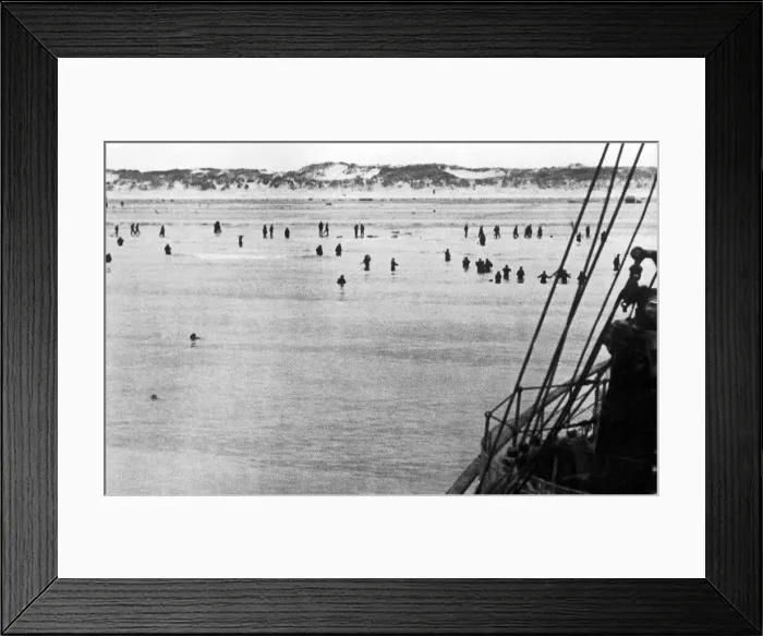 Framed Print : The withdrawal from Dunkirk in Northern France showing British Expeditionary Force troops